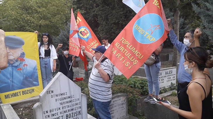 Mezarın başında insanlar