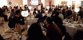 Dostların arasında güneşin sofrasında bir gece