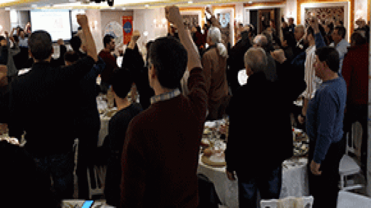 Dostların arasında güneşin sofrasında bir gece Dostların arasında güneşin sofrasında bir gece