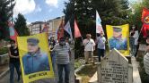 Bozışık'ın fotoğrafının olduğu bir pankart taşınıyor